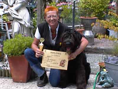 Bouvier VERTIGO HENKIE AMY v CAYA'S HOME